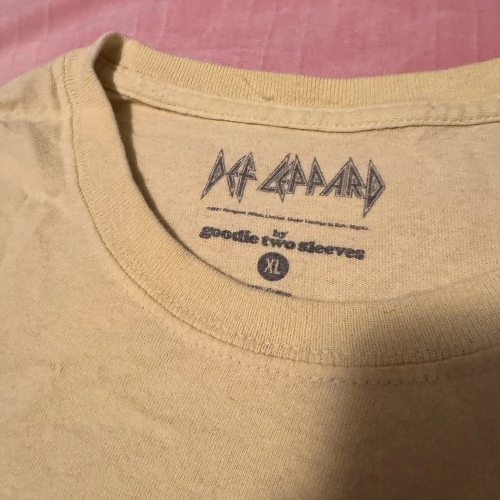 Def Leppard Yellow Graphic Tee - Picture 2 of 3